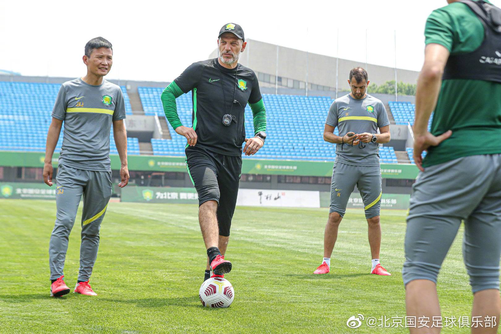  北京国安集结日刷新队史纪录勒沃库森今夜单刀错失，网友：冲刺阶段新疆广汇调整名单以备社区盾